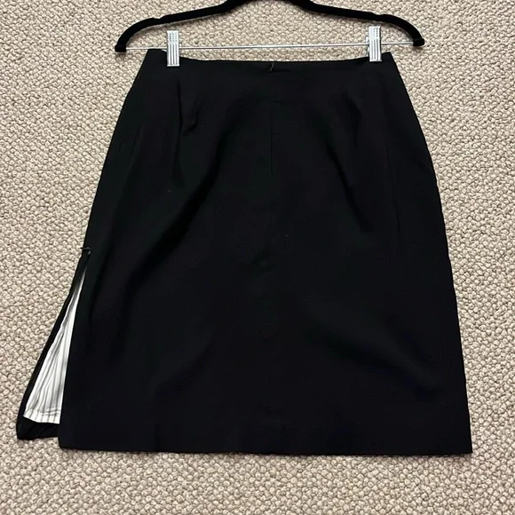 Classic Black Knee-Length Pencil Skirt for the Office - Picture 2 of 11